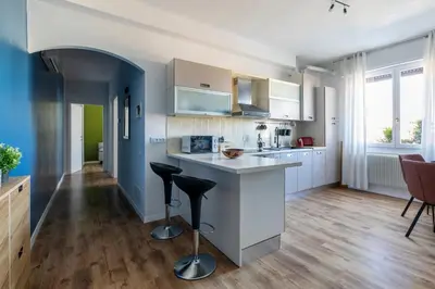 Cucina o angolo cottura di Cozy Apt - Close to City Center and Train Station
