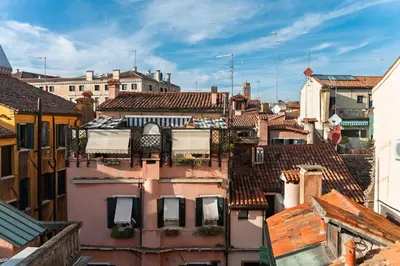 Vista generica su Venezia o vista sulla città dall'interno dell'appartamento