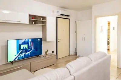 TV o dispositivi per l'intrattenimento presso Charming Two Bedroom Private Apartment