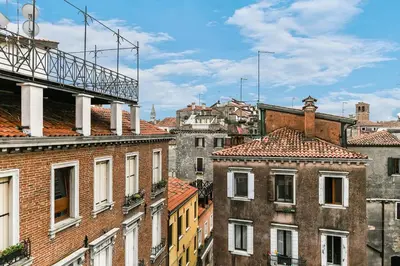Vista generica su Venezia o vista sulla città dall'interno dell'appartamento