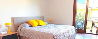 Letto o letti in una camera di APPARTAMENTO GIALLO - OVER THE RAINBOW APARTAMENTS - LIDO di JESOLO - 4 POSTI LETTO