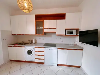 Cucina o angolo cottura di APPARTAMENTO GIALLO - OVER THE RAINBOW APARTAMENTS - LIDO di JESOLO - 4 POSTI LETTO