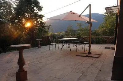 Vista generica sulle montagne o vista sulle montagne dall'interno della villa