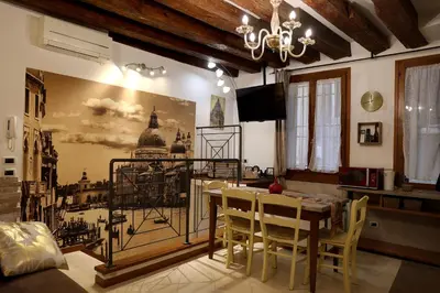 TV o dispositivi per l'intrattenimento presso Suite Haven in Venice with private SPA