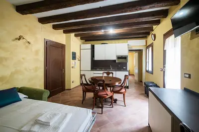 TV o dispositivi per l'intrattenimento presso Secret Garden - comfortable and central
