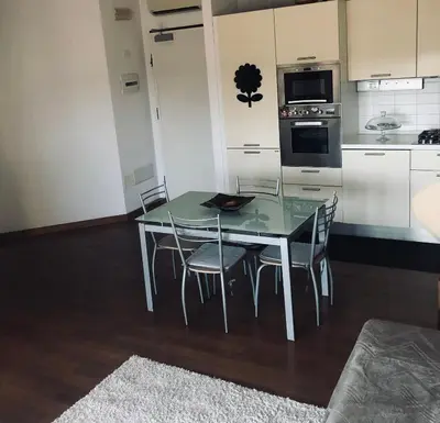 Cucina o angolo cottura di Camera privata con bagno su appartamento condiviso