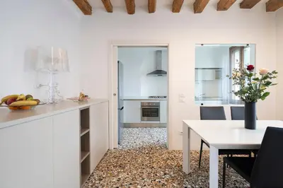 Cucina o angolo cottura di Stupendo Luxury Apartment Canal & Garden View
