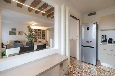Cucina o angolo cottura di Stupendo Luxury Apartment Canal & Garden View