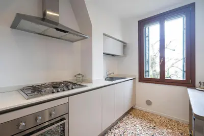 Cucina o angolo cottura di Stupendo Luxury Apartment Canal & Garden View