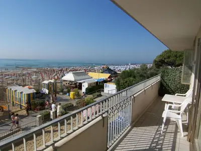 Vista generica sul mare o vista sul mare dall'interno dell'appartamento