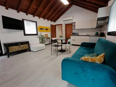 TV o dispositivi per l'intrattenimento presso Charming loft apartment 15m to Venice