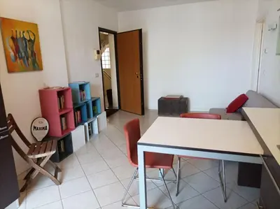 Area soggiorno di Venice Cove apartment 15mVenice -free park- near airport