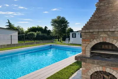 Piscina di House with pool and park - Convenient for Venice and the sea! o nelle vicinanze