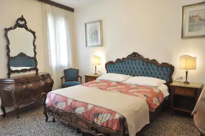 Letto o letti in una camera di Corte Formenta Apartment - Canal view 5 minutes from Biennale