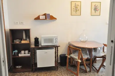 Cucina o angolo cottura di Corte Formenta Apartment - Canal view 5 minutes from Biennale