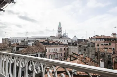 Vista generica su Venezia o vista sulla città dall'interno dell'appartamento