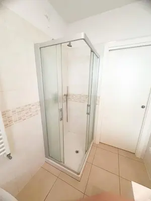 Bagno di VILLA RENZO- PARCHEGGIO E GIARDINO PRIVATI a pochi passi dal mare