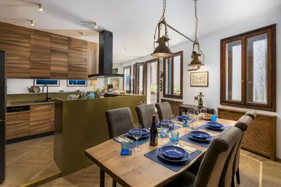 Cucina o angolo cottura di The Yacht House Canal View