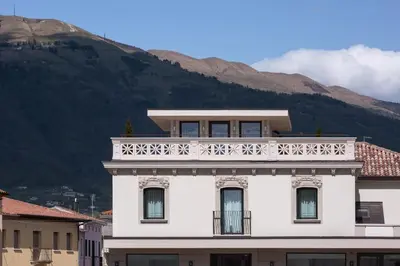 Vista generica sulle montagne o vista sulle montagne dall'interno dell'appartamento