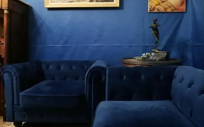 Area soggiorno di Scenic Artist's Home on Canal in City Center 100 Square Meters
