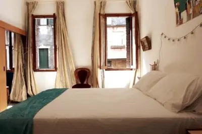 Letto o letti in una camera di Scenic Artist's Home on Canal in City Center 100 Square Meters