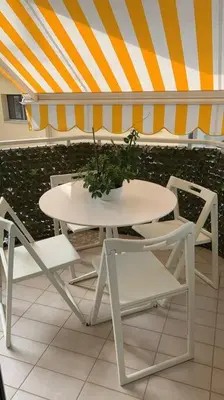 Area soggiorno di Suite bianca fronte mare