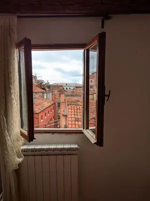 Vista generica sulle montagne o vista sulle montagne dall'interno dell'appartamento