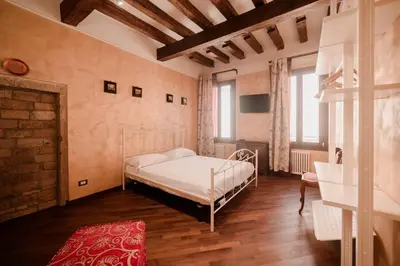 Letto o letti in una camera di Rosso Veneziano