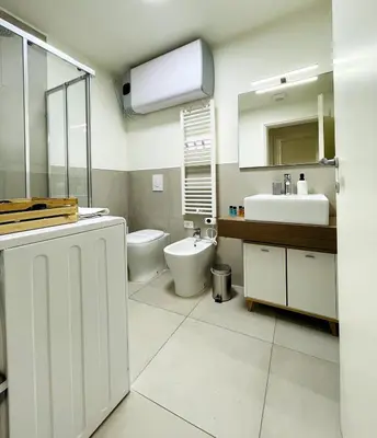 Bagno di Elegant One-Bedroom Apartment with Private Terrace- steps from Basilica del Santo