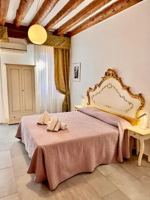 Letto o letti in una camera di Vivere Venezia - cozy accommodations in the heart of Venice