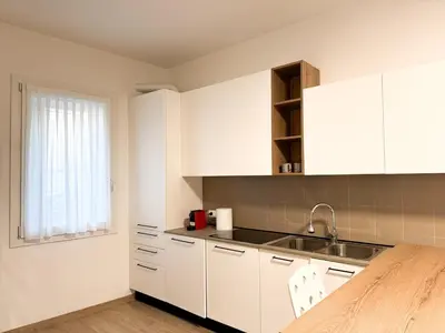 Cucina o angolo cottura di Two-bedroom within walking distance of the center