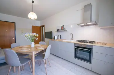 Cucina o angolo cottura di Casa Origine, appartamento vista piscina, al mare