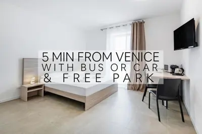 TV o dispositivi per l'intrattenimento presso Appia Rooms Free Parking 10 min to Venice Easy Access