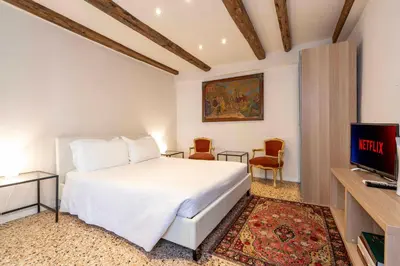 TV o dispositivi per l'intrattenimento presso Biennale Ensuite Rooms By Bricola Apartments