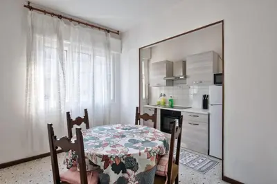 Cucina o angolo cottura di Cozy Miranese Venice Apartment