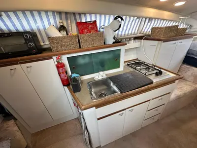 Cucina o angolo cottura di The boat experience Hotel galleggiante in barca