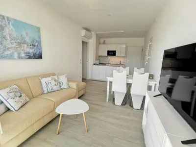 TV o dispositivi per l'intrattenimento presso Piscina Fronte Mare & Terrazza - JL Blue Apartments C25