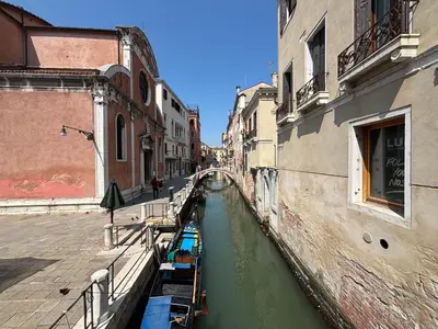 Vista generica su Venezia o vista sulla città dall'interno dell'appartamento