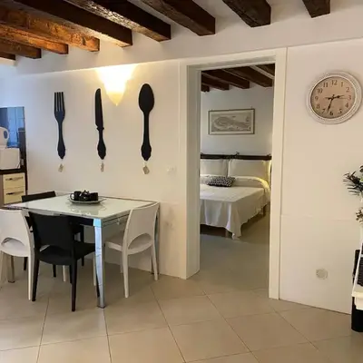 BLACK & WHITE HOME