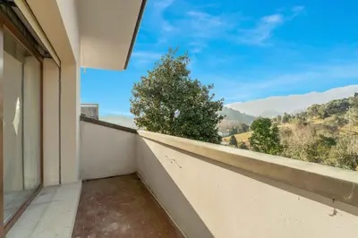 Vista generica sulle montagne o vista sulle montagne dall'interno della villa