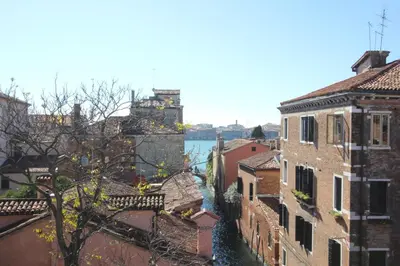 Vista sul fiume nelle vicinanze dell'appartamento