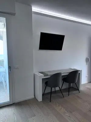 TV o dispositivi per l'intrattenimento presso La Torre Moderno Monolocale Fronte Mare