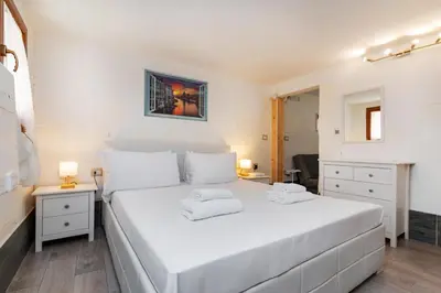 Letto o letti in una camera di Charming One-Bedroom Apartment in Authentic Venice, Biennale Area
