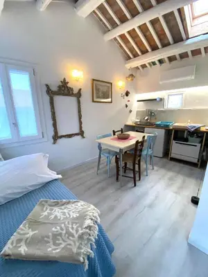 Cucina o angolo cottura di casa dei pescatori sottomarina