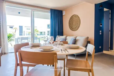 Area soggiorno di OasiSole Suite con terrazza e piscina