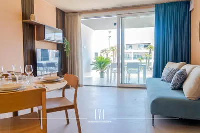 Area soggiorno di OasiSole Suite con terrazza e piscina