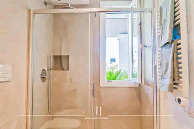 Bagno di OasiSole Suite con terrazza e piscina