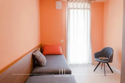Area soggiorno di OasiSole Suite con terrazza e piscina