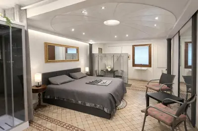 Letto o letti in una camera di Room Galileo Padova - Suite indipendente con doccia emozionale vicino Ospedale