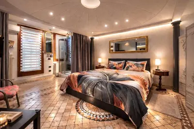 Letto o letti in una camera di Room Galileo Padova - Suite indipendente con doccia emozionale vicino Ospedale
